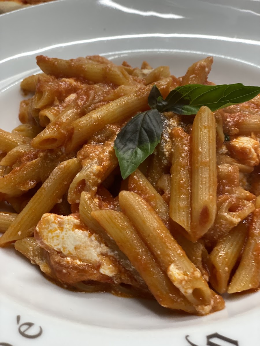 Hausgemachte Penne mit Tomatensauce und Basilikum im Gran Duca